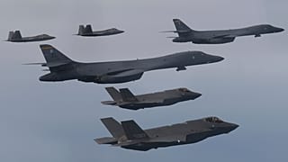 القاذفات الأمريكية  B-1B ومقاتلات من طراز F-22 و F-35 - شبه جزيرة كوريا الجنوبية خلال مناورة جوية مشتركة 