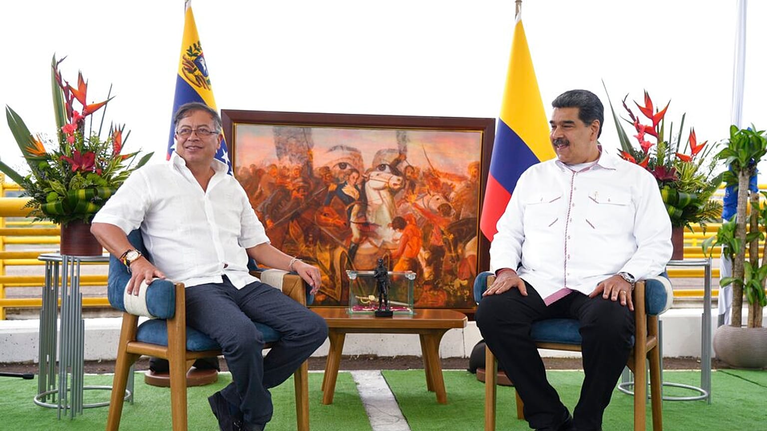 Kolombiya Cumhurbaşkanı Gustavo Petro (solda), mevkidaşı Venezuela Devlet Başkanı Nicolas Maduro ile iki ülke sınırında bir araya geldi