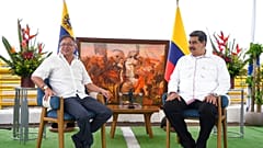 Kolombiya Cumhurbaşkanı Gustavo Petro (solda), mevkidaşı Venezuela Devlet Başkanı Nicolas Maduro ile iki ülke sınırında bir araya geldi