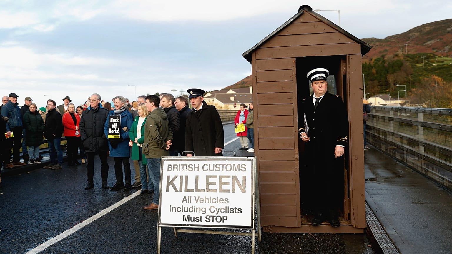 Faux poste de douane installé par des manifestants opposés au Brexil en 2021, débats sur la manière de réglementer le commerce en Irlande du Nord - 20.11.2021