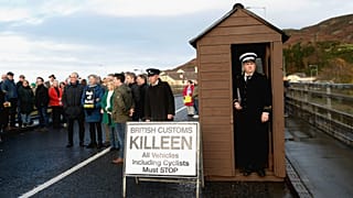 Faux poste de douane installé par des manifestants opposés au Brexil en 2021, débats sur la manière de réglementer le commerce en Irlande du Nord - 20.11.2021