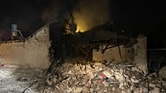 Konya'da yangın çıkan müstakil evin çatısının çökmesi sonucu depremzede oldukları öğrenilen 7 yabancı uyruklu hayatını kaybetti.