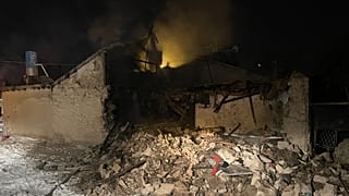 Konya'da yangın çıkan müstakil evin çatısının çökmesi sonucu depremzede oldukları öğrenilen 7 yabancı uyruklu hayatını kaybetti.