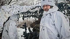 Katona fehér színű terepruhában