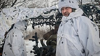 Katona fehér színű terepruhában