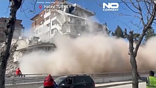 Ein Video zeigt den Moment, in dem ein Gebäude in Hatay in der Türkei zusammenstürzt.