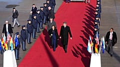 El gobernador de Baviera, Markus Soeder, da la bienvenida a la vicepresidenta estadounidense Kamala Harris a su llegada a la Conferencia de Seguridad de Múnich, el 16/02/2023
