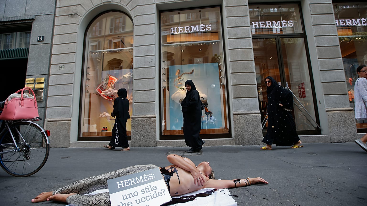 A PETA aktivistájának akciója a Hermès milanói üzlete előtt 2015-ben