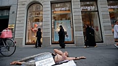 A PETA aktivistájának akciója a Hermès milanói üzlete előtt 2015-ben