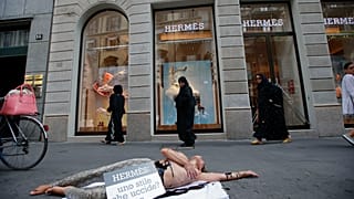 A PETA aktivistájának akciója a Hermès milanói üzlete előtt 2015-ben