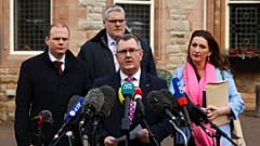 Nordirische Politiker vor dem Culloden Hotel, wo Premierminister Rishi Sunak in Belfast Gespräche über das Nordirland-Protokoll führt.