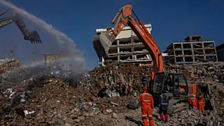 صورة أرشيفية لعمال التنقيب في موقع المباني التي انهارت خلال الزلزال الذي ضرب كهرمان ماراس، تركيا، الجمعة، 17 فبراير 2023. 