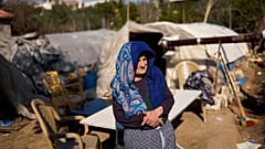 Eine vom Erdbeben betroffene Frau in Samandag im Süden der Türkei