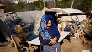 Eine vom Erdbeben betroffene Frau in Samandag im Süden der Türkei