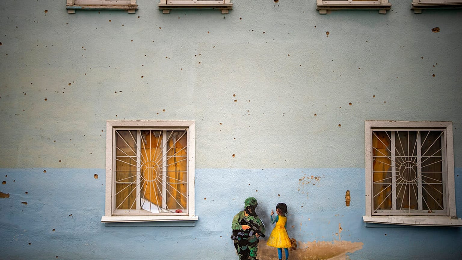 Kunstwerk an der Fassade eines während der russischen Besatzung beschädigten Hauses in Bucha nahe Kiew