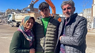  الفتى طه إردم وأمه زليهة وأبوه علي في صورة أمام المبنى الذي تدمر جراء الزلزال وبقي طه تحت أنقاضه لعدد من الأيام في أديامان بتركيا