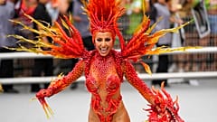 Apresentadora Sabrina Santo desfila pela escola "Gaviões da Fiel", em São Paulo, Brasil