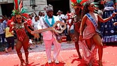 Der als Karnevalskönig bekannte Djferson Mendes da Silva mit dem symbolischen Schlüssel der Stadt Rio de Janeiro