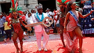 Der als Karnevalskönig bekannte Djferson Mendes da Silva mit dem symbolischen Schlüssel der Stadt Rio de Janeiro