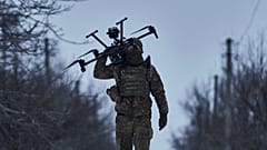Ukrán katona drónnal a vállán az avdijikvai fronton