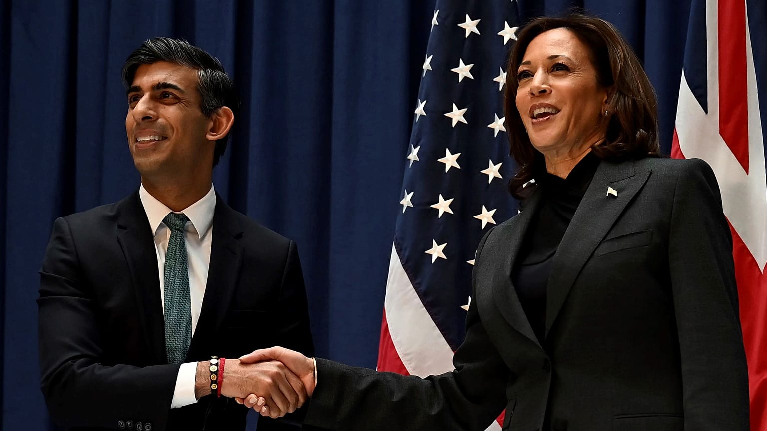 Rishi Sunak brit kormányfő és Kamala Harris amerikai alelnök kézfogója Münchenben