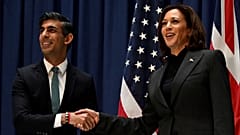 Rishi Sunak brit kormányfő és Kamala Harris amerikai alelnök kézfogója Münchenben