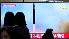 Lanzamiento del misil visto en una pantalla en Seúl, Corea del Sur 18/2/2023