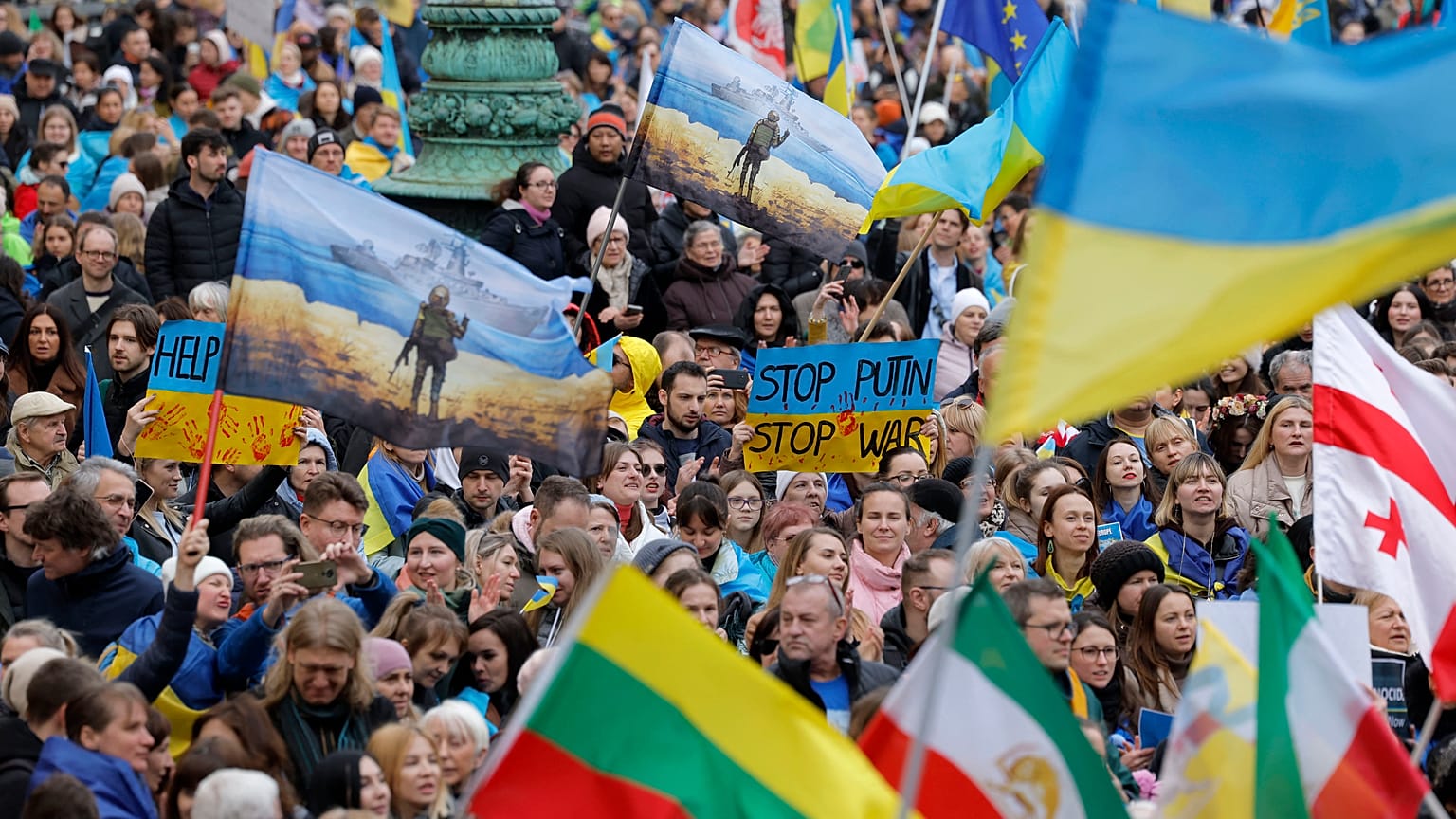 Ein Meer aus Flaggen auf der pro-ukrainischen Demo in München