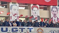 يخاطب مسؤولو الاتحاد العام التونسي للشغل الحشد خلال مظاهرة في صفاقس، تونس، 18 فبراير 2023.
