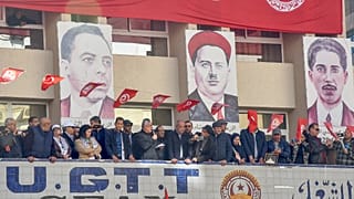 يخاطب مسؤولو الاتحاد العام التونسي للشغل الحشد خلال مظاهرة في صفاقس، تونس، 18 فبراير 2023.