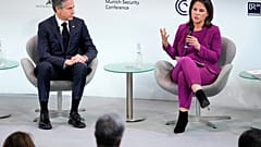 El secretario de Estado de EEUU, Antony Blinken escucha la ponencia de Annalena Baerbock, ministra de Asuntos Exteriores  de Alemania