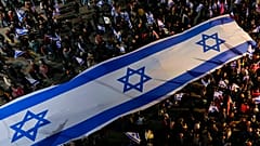 Israelis marschieren bei einem Protestes gegen die Pläne der neuen Regierung Netanjahu, das Justizsystem zu reformieren