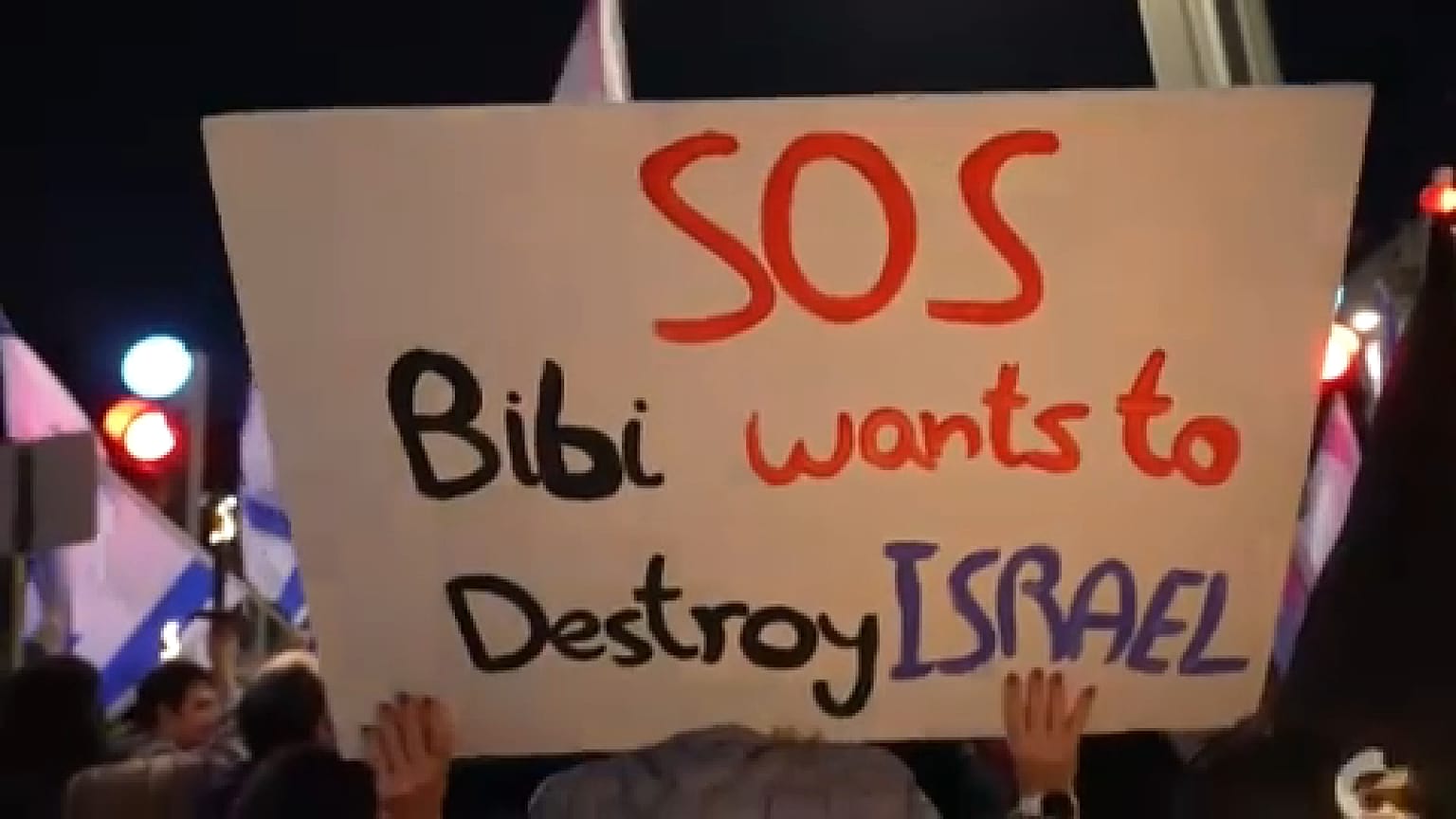 Uno striscione: "SOS - Bibi (il soprannome di Netanyahu) vuole distruggere Israele". (Tel Aviv, 18.2.2023)