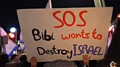 Uno striscione: "SOS - Bibi (il soprannome di Netanyahu) vuole distruggere Israele". (Tel Aviv, 18.2.2023)
