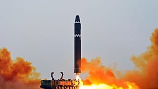 تجربة إطلاق صاروخ باليستي عابر للقارات هواسونغ-15 في مطار بيونغ يانغ الدولي. 2023/02/18