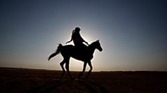 فارس يمتطي صهوة جواده شرقي الرياض. 2009/01/27