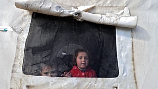 طفلة تطل من خيمتها في إدب. 2023/02/07