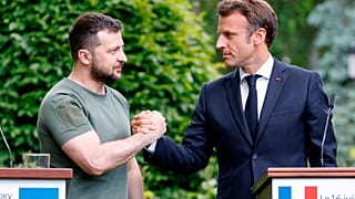 Fransa Cumhurbaşkanı Emmanuel Macron (sağda) Ukrayna Devlet Başkanı Zelenskiy