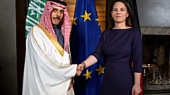 وزير الخارجية السعودي فيصل بن فرحان مع نظيرته الألمانية آنالينا بيربوك في مؤتمر ميونخ للأمن
