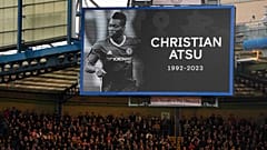 Chelsea ile Southampton arasında Stamford Bridge stadında oynanan maçta Atsu için bir dakikalık saygı duruşu yapıldı 