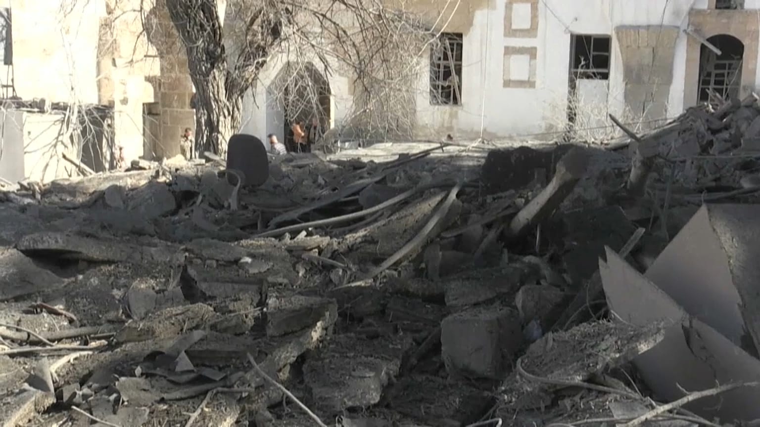 أنقاض مبنى قديم داخل ساحة قلعة دمشق