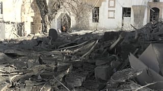 أنقاض مبنى قديم داخل ساحة قلعة دمشق