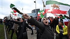 تجمع اعتراضی گروهی از ایرانیان مقابل ساختمان پارلمان اروپا در استراسبورگ فرانسه