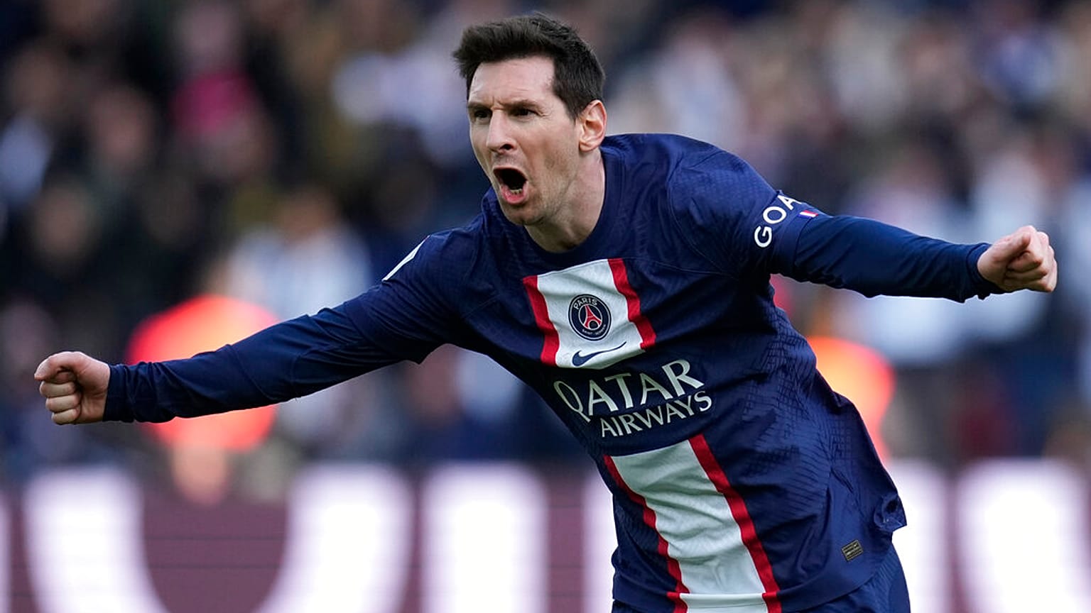  ليونيل ميسي بعد تسجيله الهدف الرابع لفريقه خلال مباراة كرة القدم في الدوري الفرنسي الأول بين باريس سان جيرمان وليل، ملعب بارك دي برينس في باريس، 19 فبراير 2023