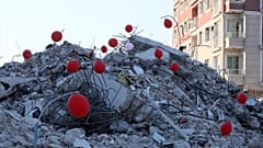 Depremde ölen çocuklar Hatay'daki bir anaokulunun enkazına asılan balonlarla anıldı