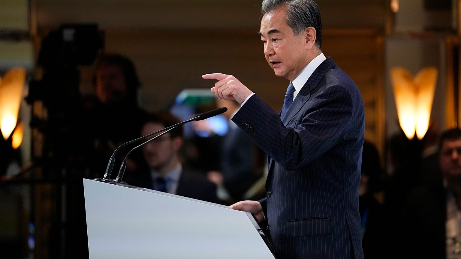 Wang Yi spricht auf der Münchner Sicherheitskonferenz in München,