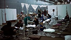 Behelfsmäßiges Krankenhaus auf dem türkischen Kriegsschiff Bayraktar in der Nähe der Stadt Iskenderun