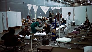 Behelfsmäßiges Krankenhaus auf dem türkischen Kriegsschiff Bayraktar in der Nähe der Stadt Iskenderun