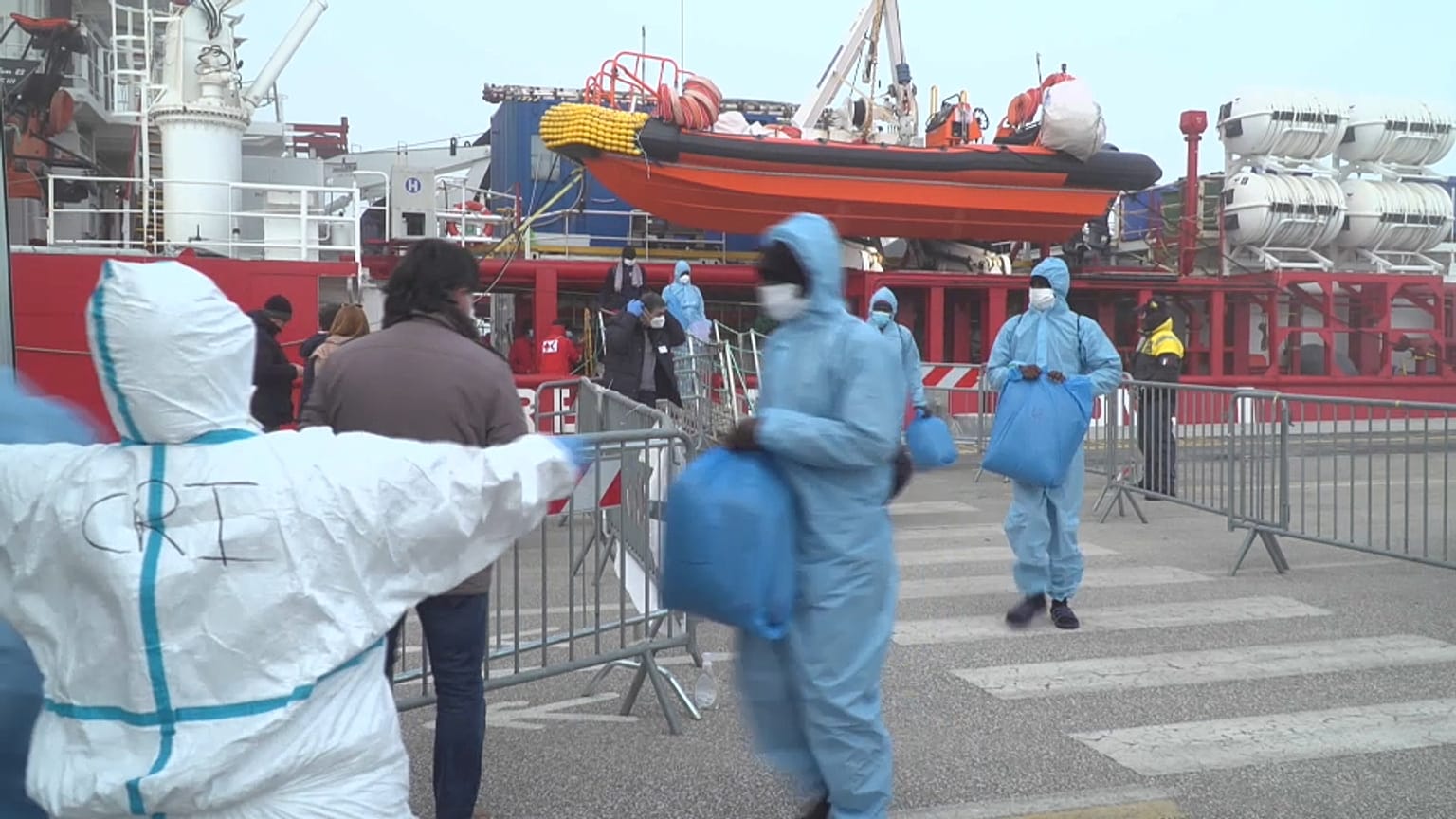 Τοπικές αρχές της Ραβένας βοηθούν στην αποβίβαση και μεταφορά των μεταναστών