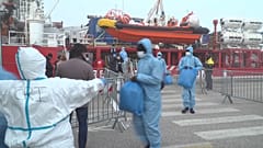 Im Hafen von Ravenna legen Seenotretter gemeinnütziger Organisationen an